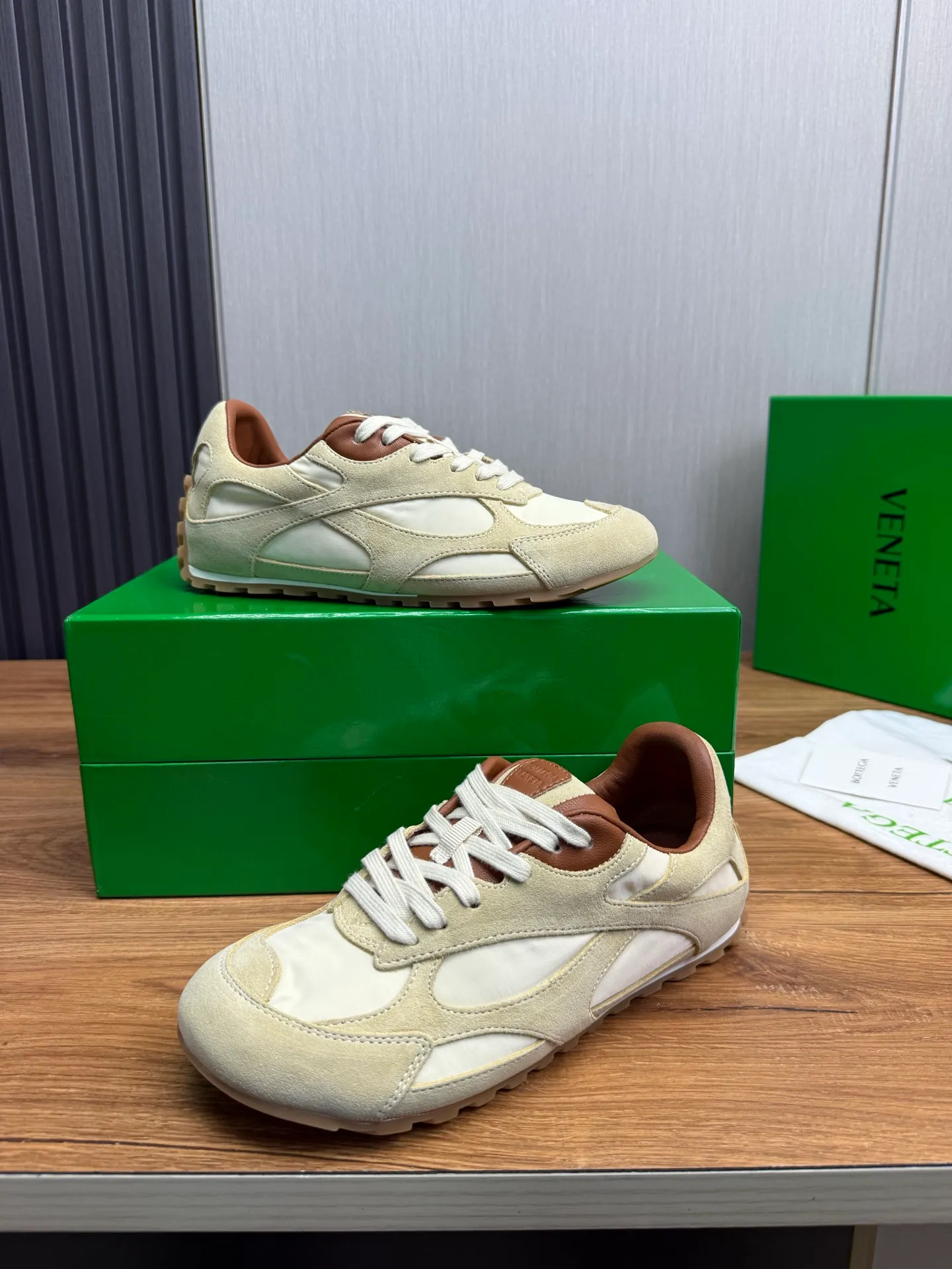 Men's men's shoes💰540💰 Bottega Veneta｜BV's new Forrest Gump shoes. Dexun shoes🩷💚 Sneaker technology nylon and suede, inspired by retro sneakers, light, comfortable, breathable and essential item. Original wear-resistant and non-slip rubber outsole❕❗️ Size: Female 35-40 (40 is custom-made and cannot be returned) Male 39-45 (45 is custom-made and cannot be returned or exchanged)